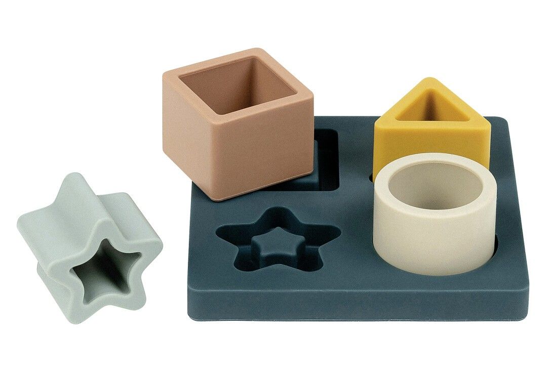 Steckspiel mit vier geometrischen Formen. Formen: Quadrat, Dreieck, Stern, Kreis. Farben: Rosa, Gelb, Grau, Beige. Blaue Basis.