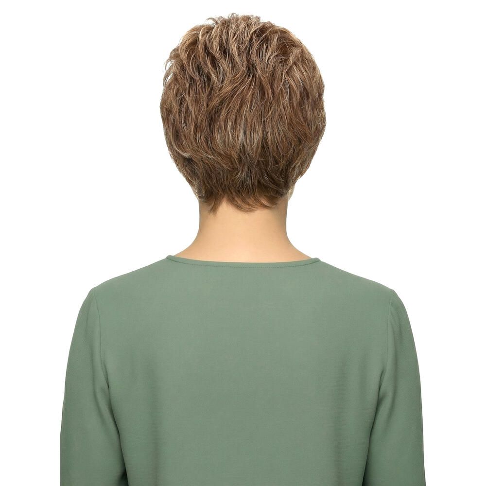 Kurzhaarperücke in Braun-Blond-Tönen. Rückansicht einer Frau mit grünem Oberteil. Natürlicher Look.