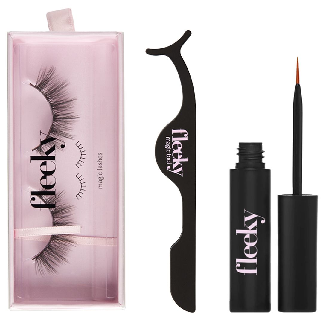 Fleeky Magic Lashes Kit. Kunstwimpern, Kleber, Applikator. Schwarze Wimpern in transparenter Box. Schwarzer Applikator und Kleber.