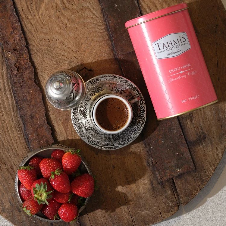 Tahmis Kahvesi Kaffee mit Erdbeeren