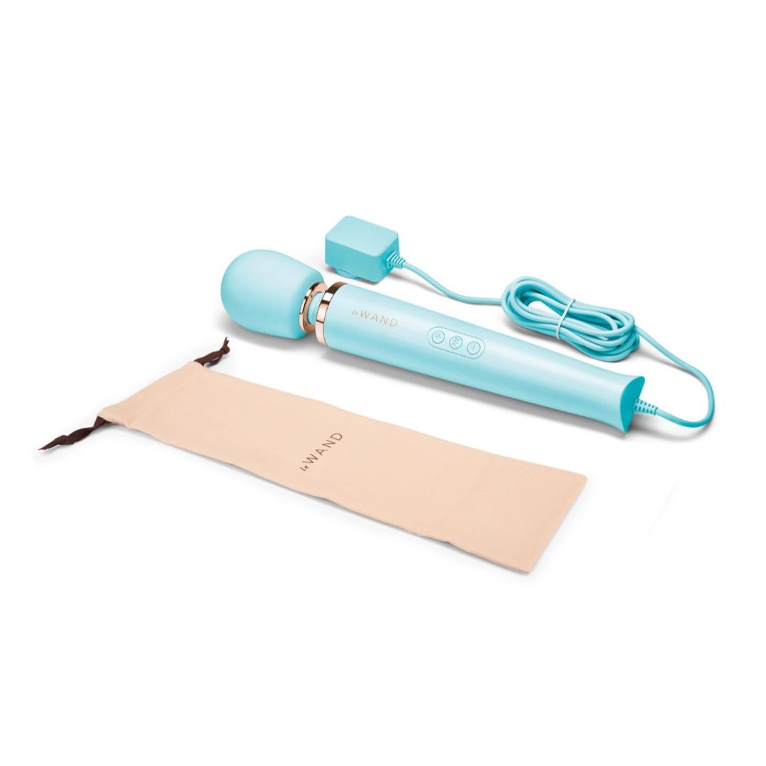 Hellblaues Massagegerät mit Ladegerät und Beutel. "Le Wand" ist auf dem Beutel sichtbar.