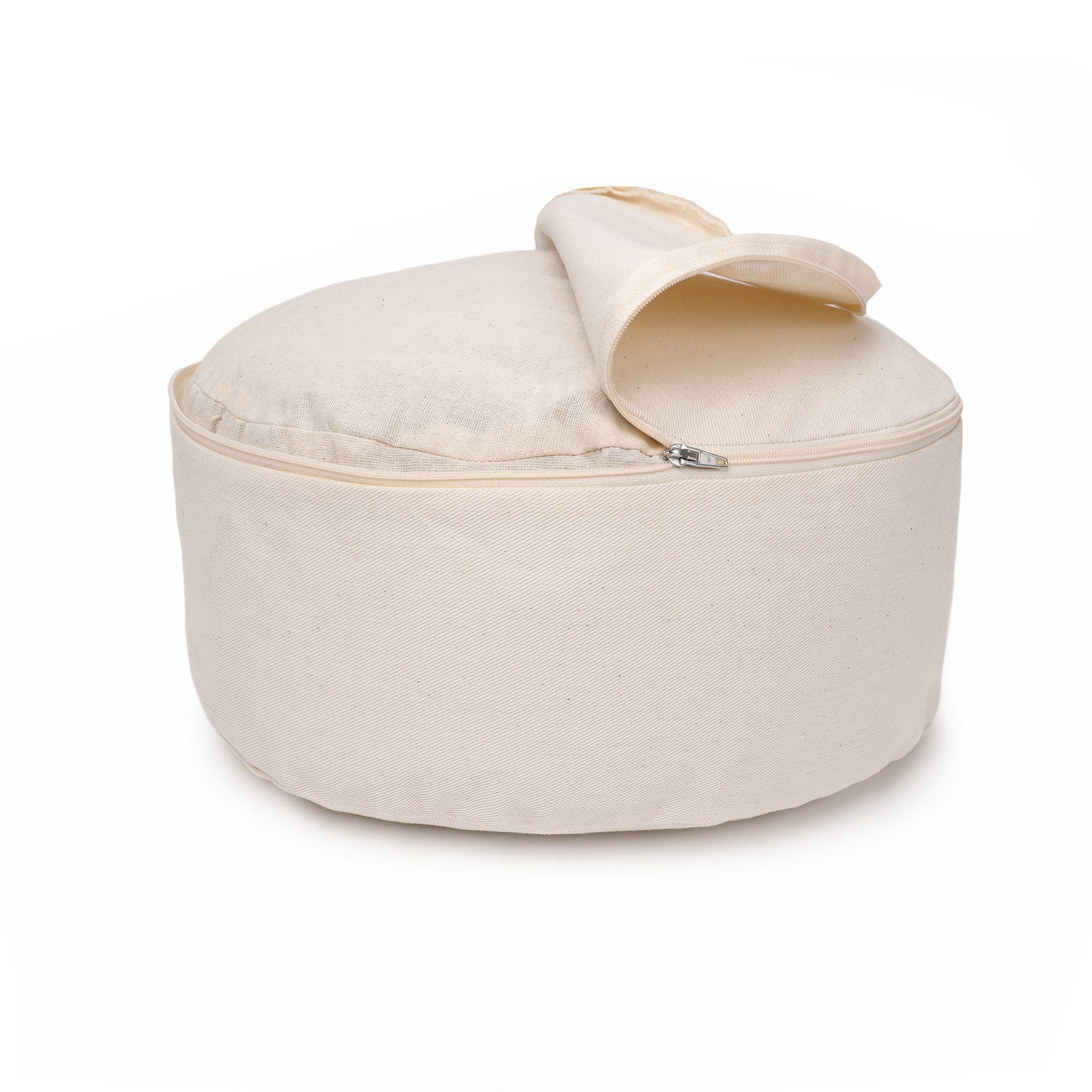 Naturfarbenes Yogakissen mit geöffnetem Reißverschluss und aufklappbarem Deckel.