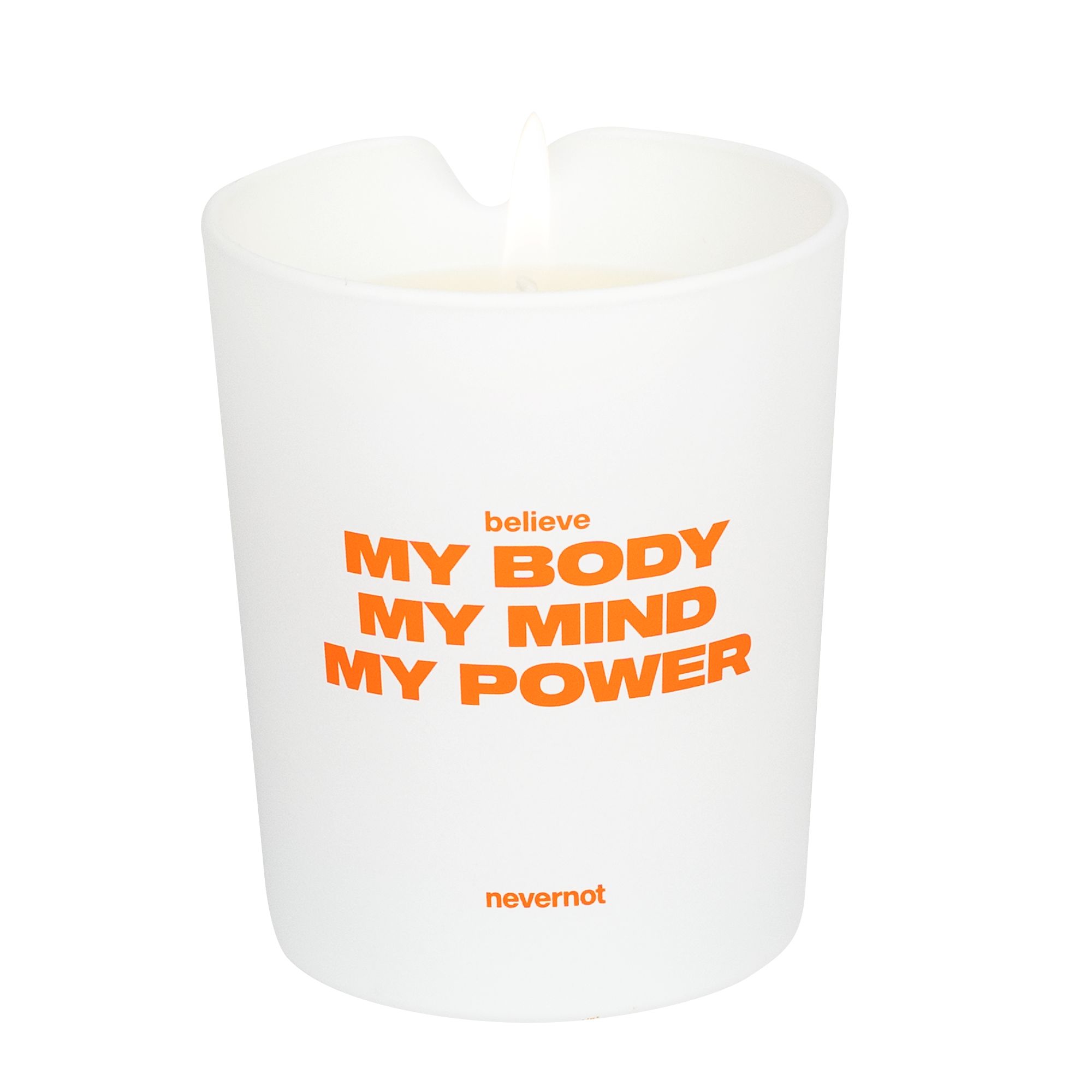 Weiße Kerze mit orangefarbenem Text: believe, MY BODY MY MIND MY POWER. Marke: nevernot.