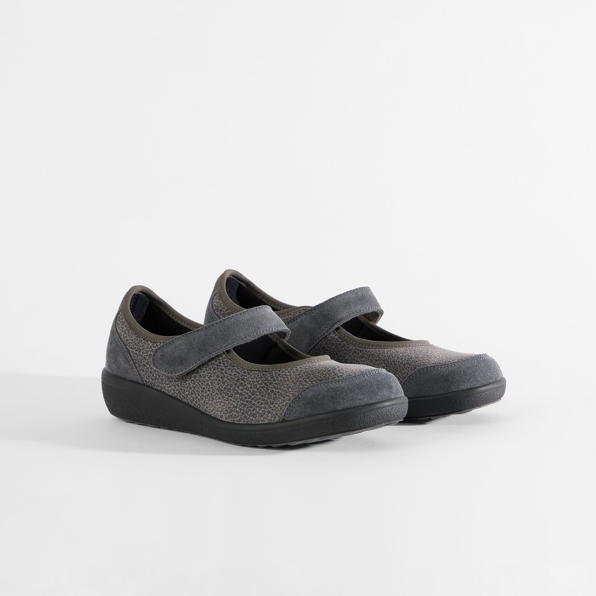 Graue Damenschuhe mit Klettverschluss und schwarzer Sohle.