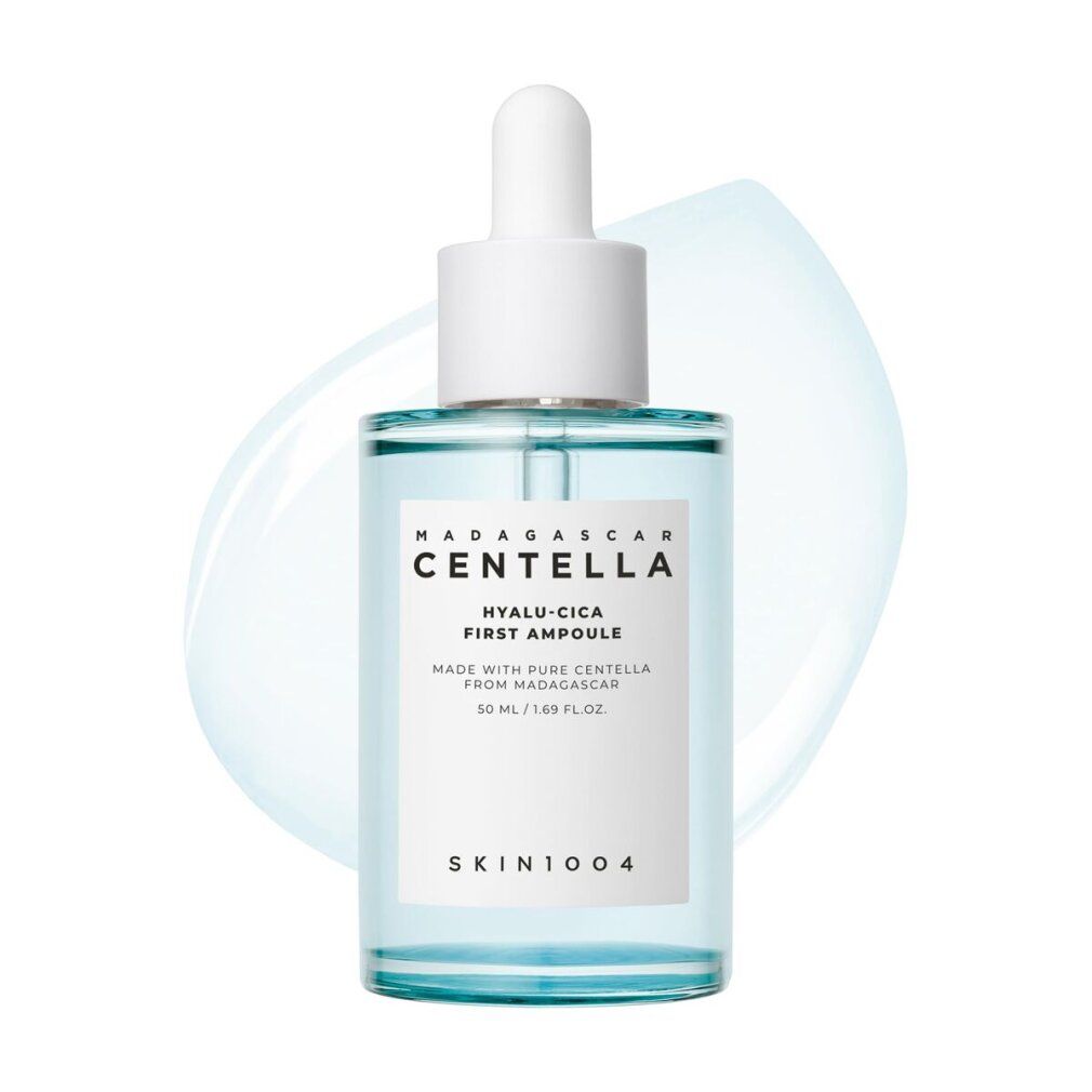 Hyalu-Cica First Ampoule Serum in 100ml Glasflasche mit weißem Pipettenverschluss.