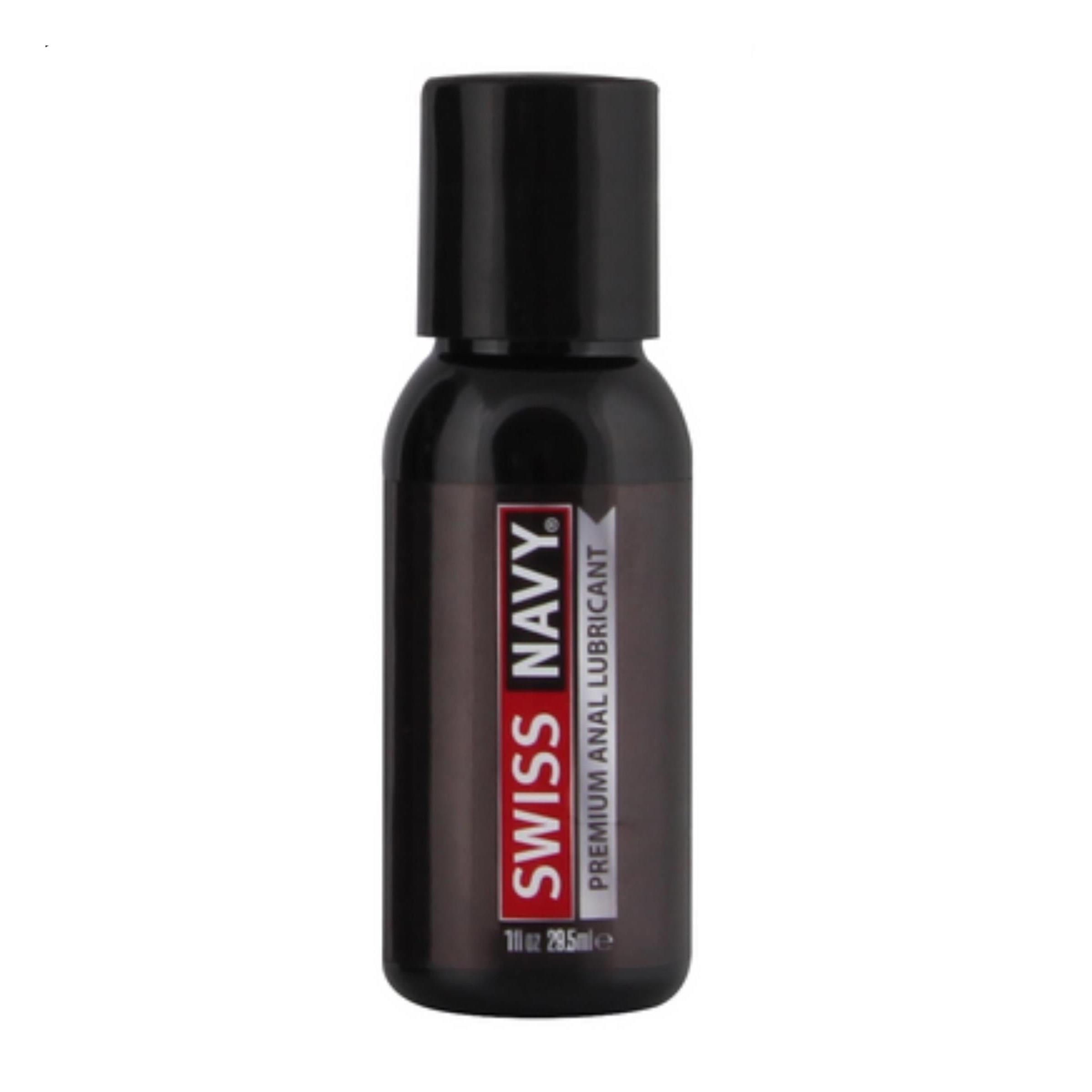 Kleine, braune Flasche mit schwarzem Deckel. Aufschrift: Swiss Navy, Premium Anal Lubricant. 1oz/29.5ml.