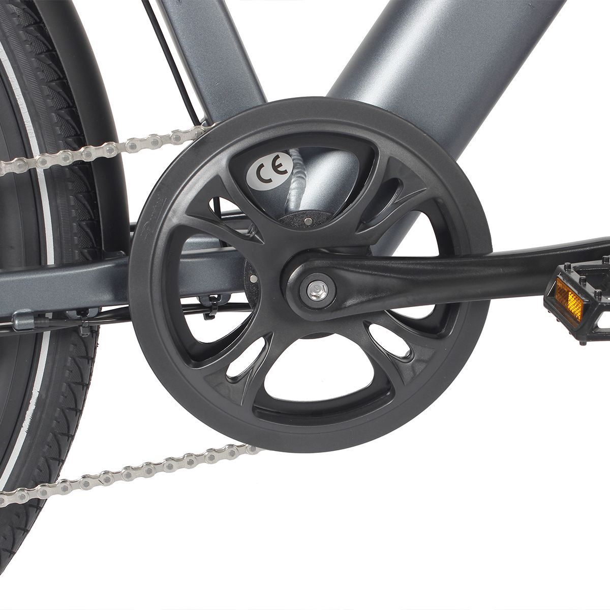 Nahaufnahme des grauen E-Bike-Tretlagers. Schwarze Kurbel, Kette, Pedale. CE-Kennzeichnung.
