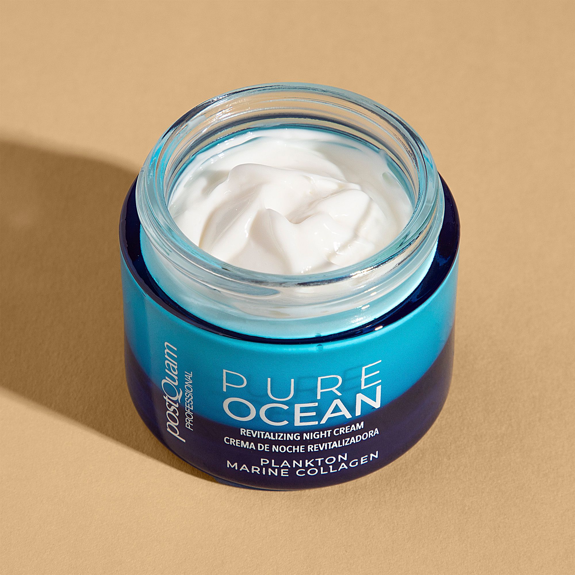 Geöffnete Nachtcreme-Dose PostQuam. Creme sichtbar. Aufschrift: Pure Ocean, Revitalizing Night Cream, Plankton Marine Collagen.