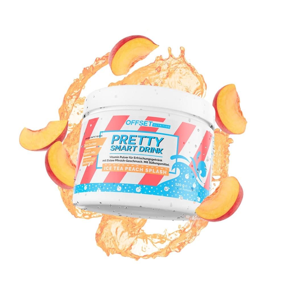 Weißes Produkt mit roter und blauer Beschriftung. Aufschrift: PRETTY SMART DRINK ICE TEA PEACH SPLASH. Pfirsichstücke und Flüssigkeitsspritzer.