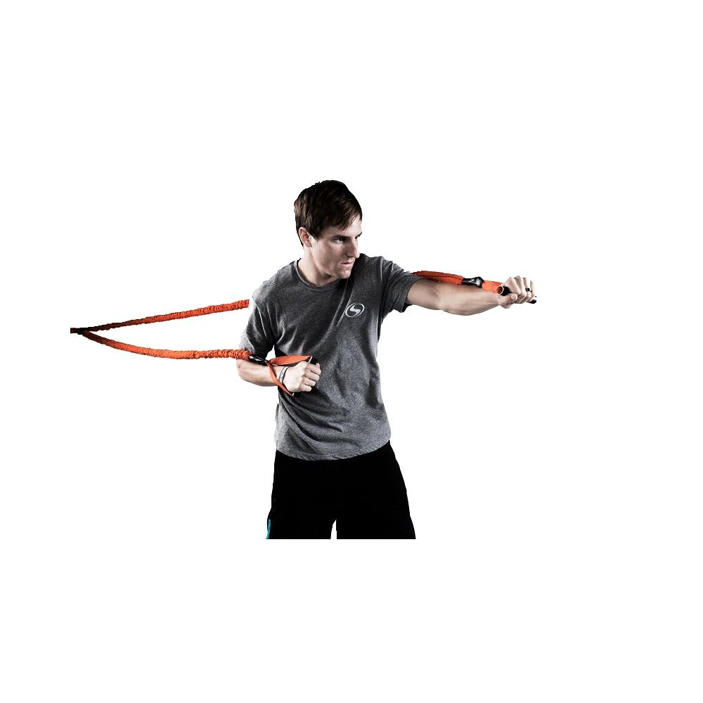 Mann trainiert mit orangefarbenem Widerstandsband. Hält Griffe, Arme ausgestreckt.