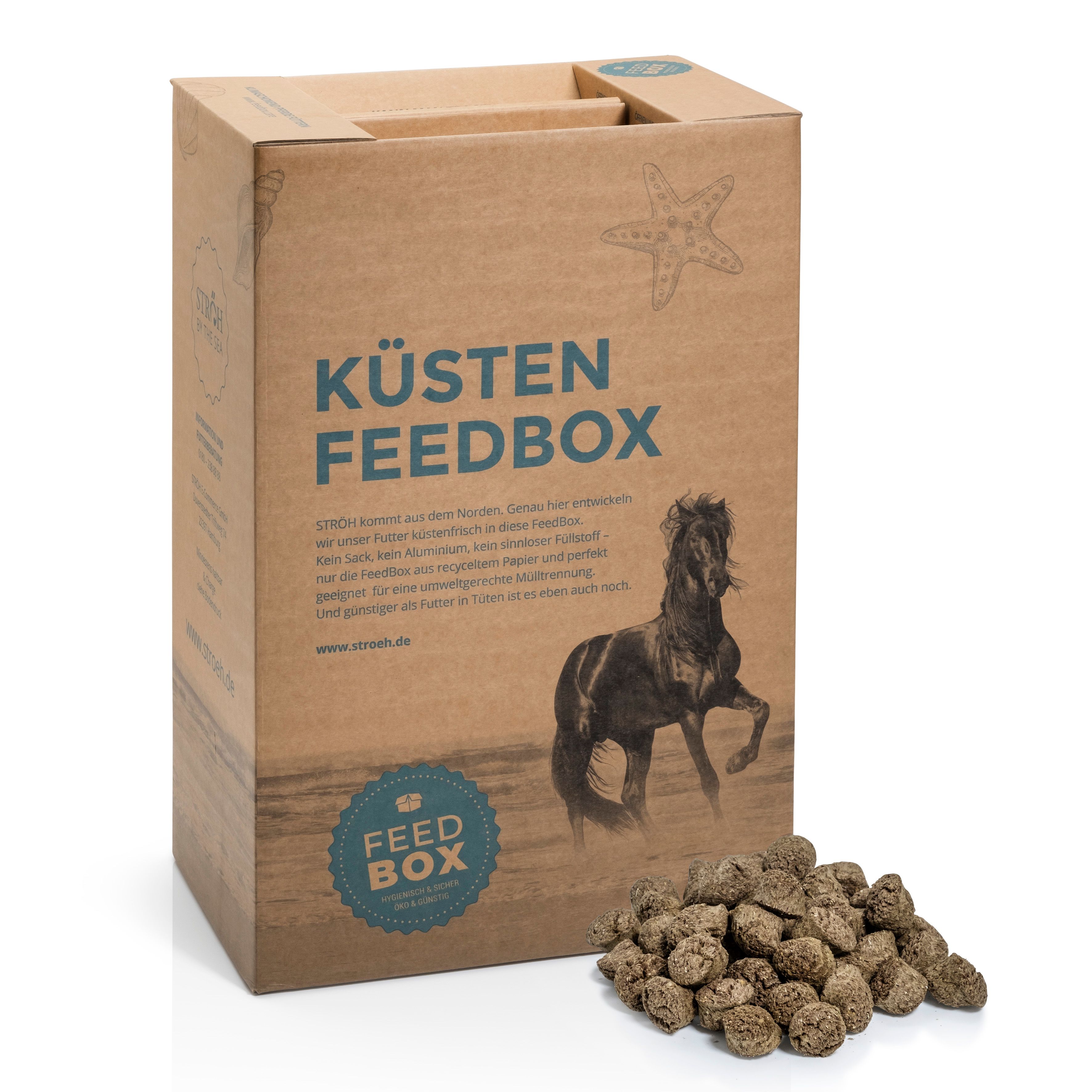 Kartonbox mit Aufdruck "KÜSTEN FEEDBOX" und Pferdezeichnung. Daneben Futterpellets. Aufdrucke: Seestern, "FEED BOX"-Logo, Text.