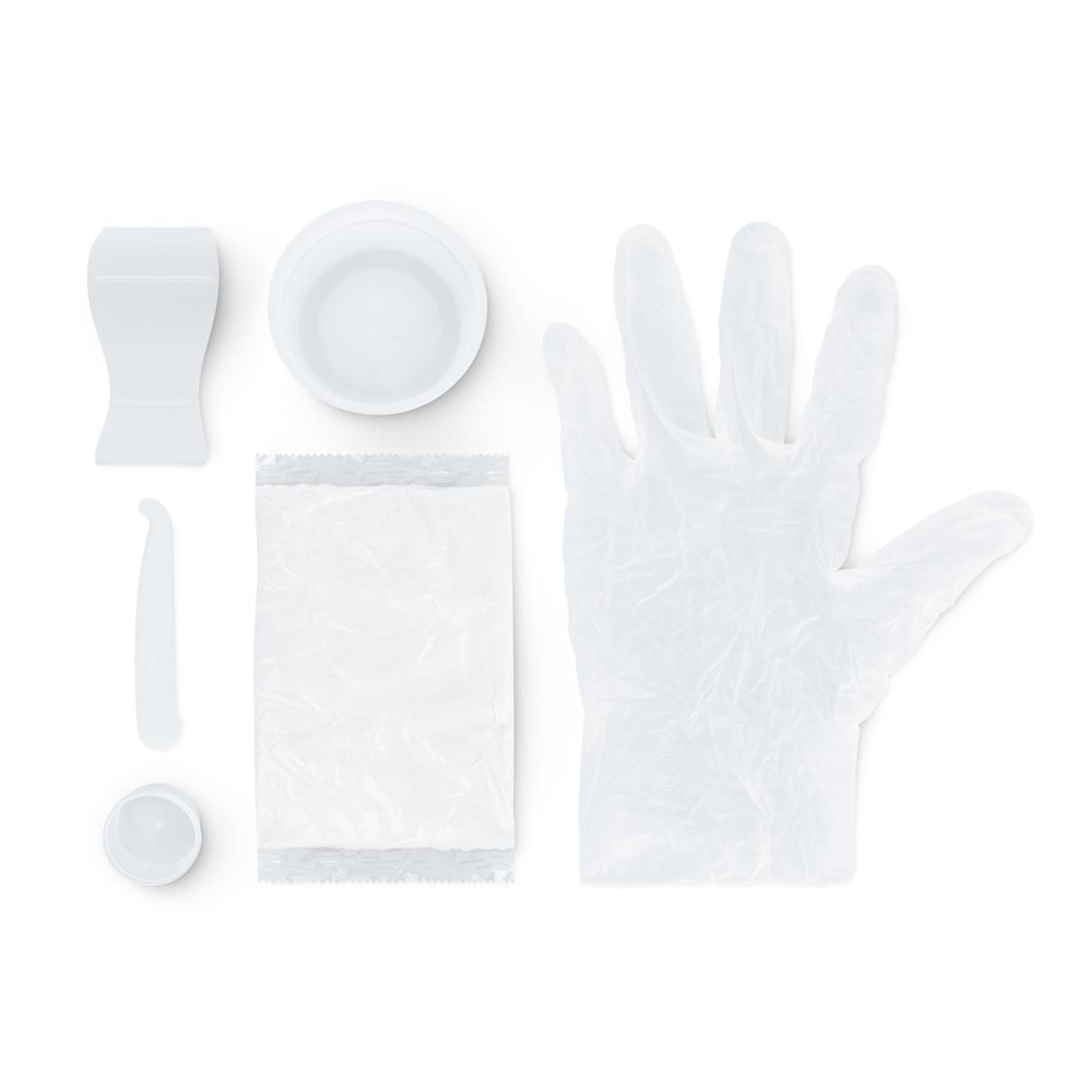 Verschiedene weiße Zubehörteile: Spatel, Behälter, Handschuh, Beutel und Deckel. Draufsicht.