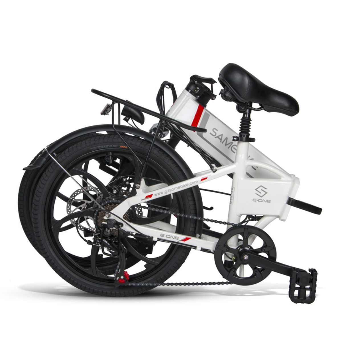 Gefaltetes weißes Elektrofahrrad. Schwarze Reifen, Sattel und Gepäckträger. Marke SAMEBIKE. Roter Streifen am Rahmen.