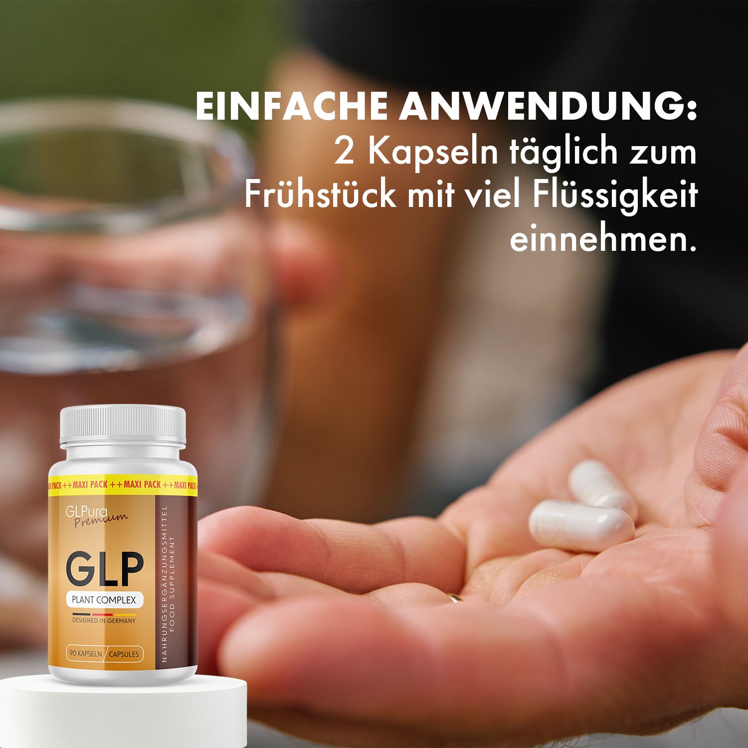 Weiße Kapseln in der Hand. Daneben eine Flasche mit GLP Plant Complex. Text: 2 Kapseln täglich zum Frühstück.