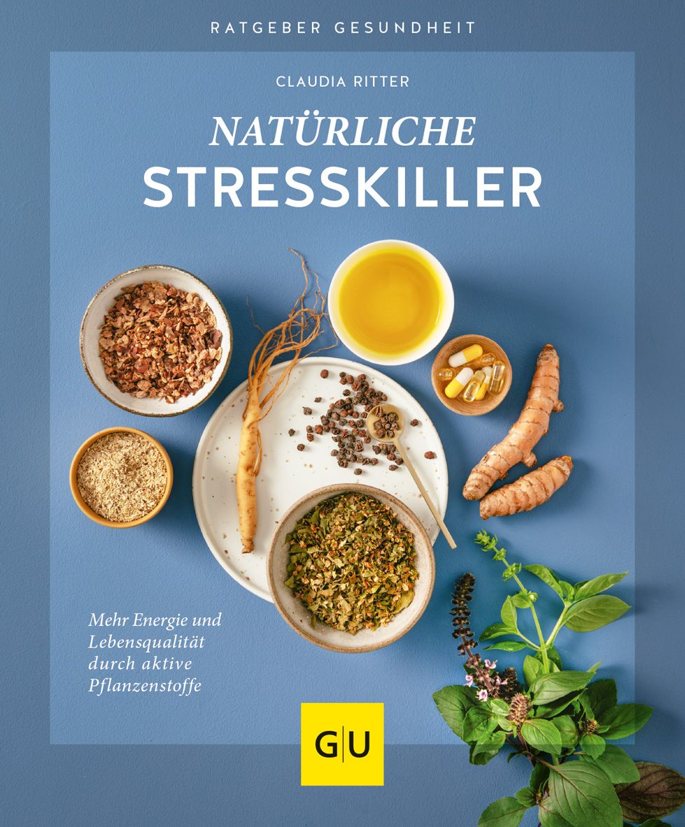Buchcover mit Titel „Natürliche Stresskiller“. Auf blauem Grund sind Zutaten und Kräuter in Schalen und auf einem Teller angeordnet. GU-Logo.
