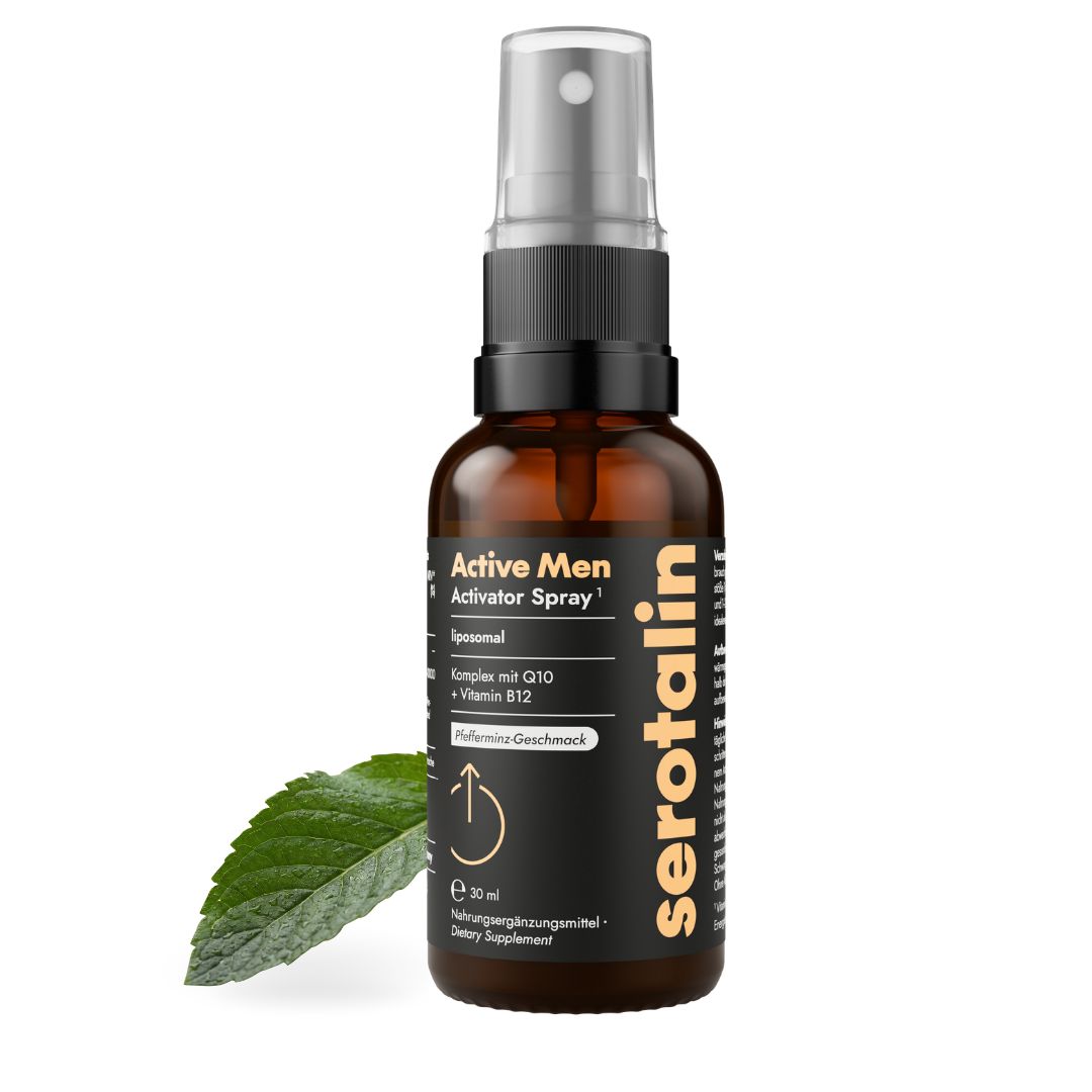 Braune Sprayflasche, Text: Active Men Activator Spray, Coenzym Q10 + Vitamin B12, Pfefferminz-Geschmack. Minzblatt.