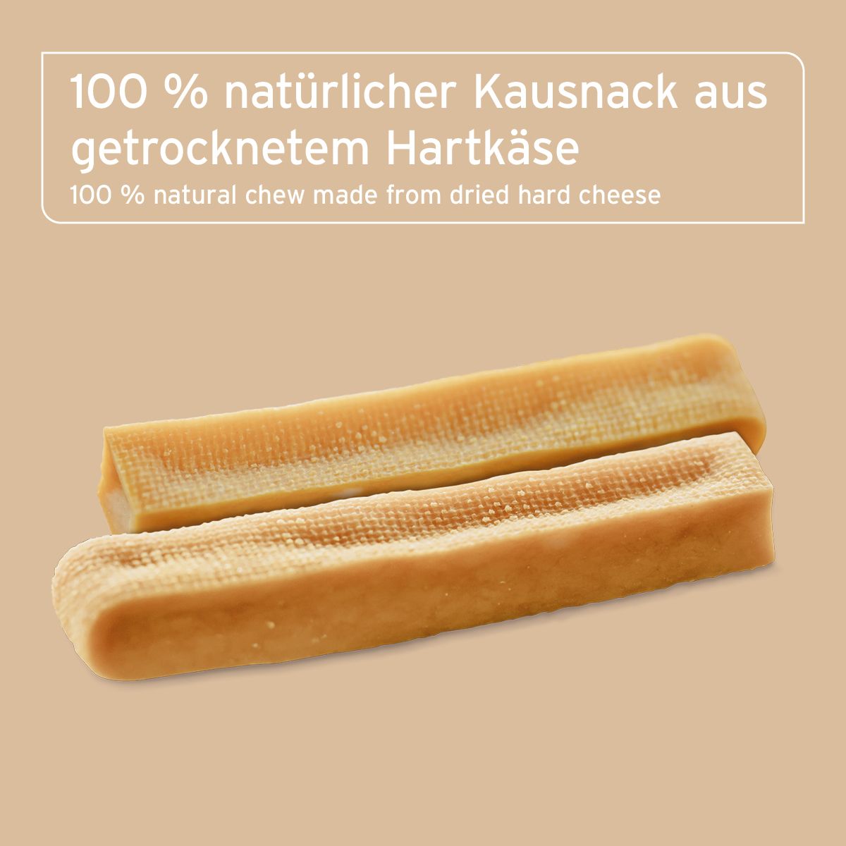 Zwei Käsekauknochen. Rechteckige Form, hellbraune Farbe. Text: 100% natürlicher Kausnack aus getrocknetem Hartkäse.