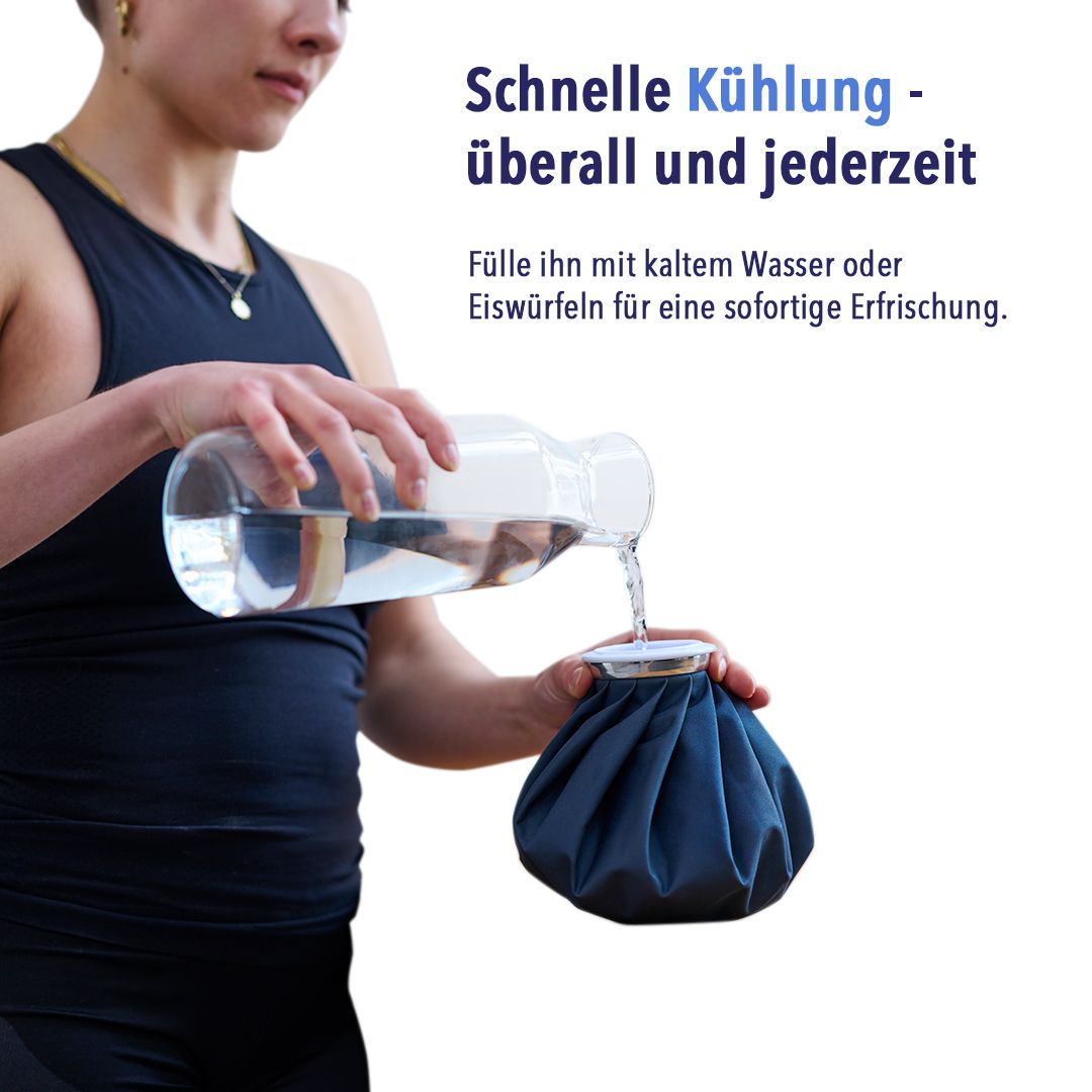 Frau gießt Wasser in Wärmflasche. Text: Schnelle Kühlung - überall und jederzeit.