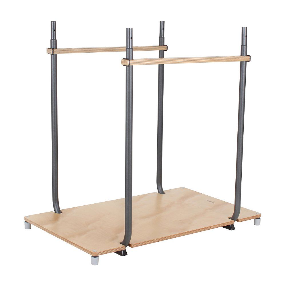 Montage aus Holz und Metall. Holzplatte mit Metallrahmen und zwei Holzstangen. Metallbeine und -rahmen.