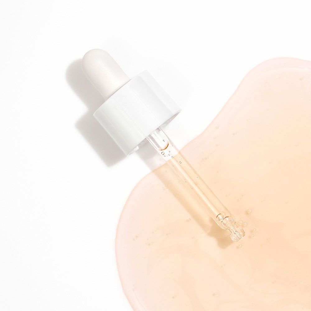 Pipette mit Dr. Melaxin Cemenrete Serum auf einer Flüssigkeitspfütze.