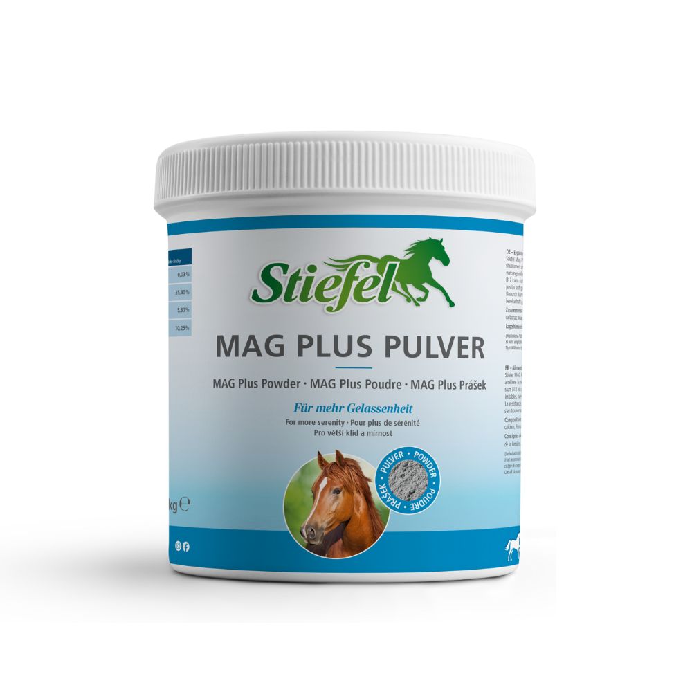 Zylindrische Dose Stiefel MAG Plus Pulver. Produktname und Pferdeabbildung auf dem Etikett. Weißer Deckel mit geriffelter Oberfläche.