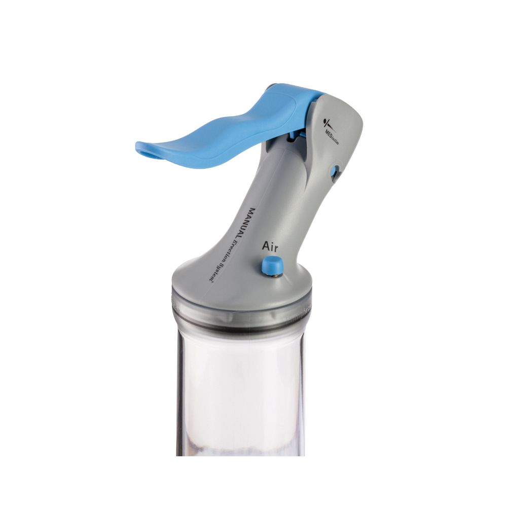 Grauer Pumpenkopf mit blauem Hebel und Knopf. Klarer Zylinder darunter. Beschriftung: Manual, Air.