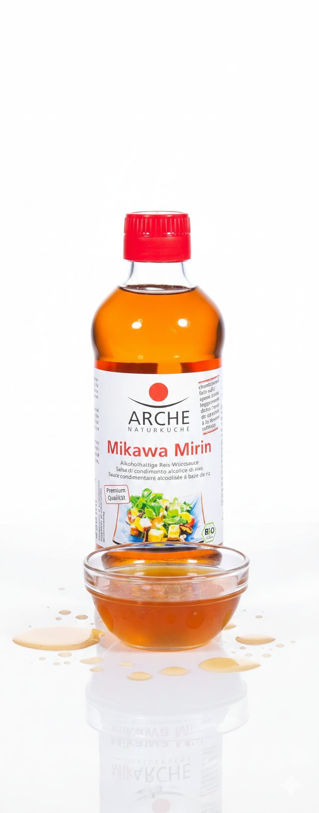 Arche Mikawa Mirin Reis-Würzsauce in Glasflasche mit rotem Deckel, daneben eine kleine Schale mit Sauce.