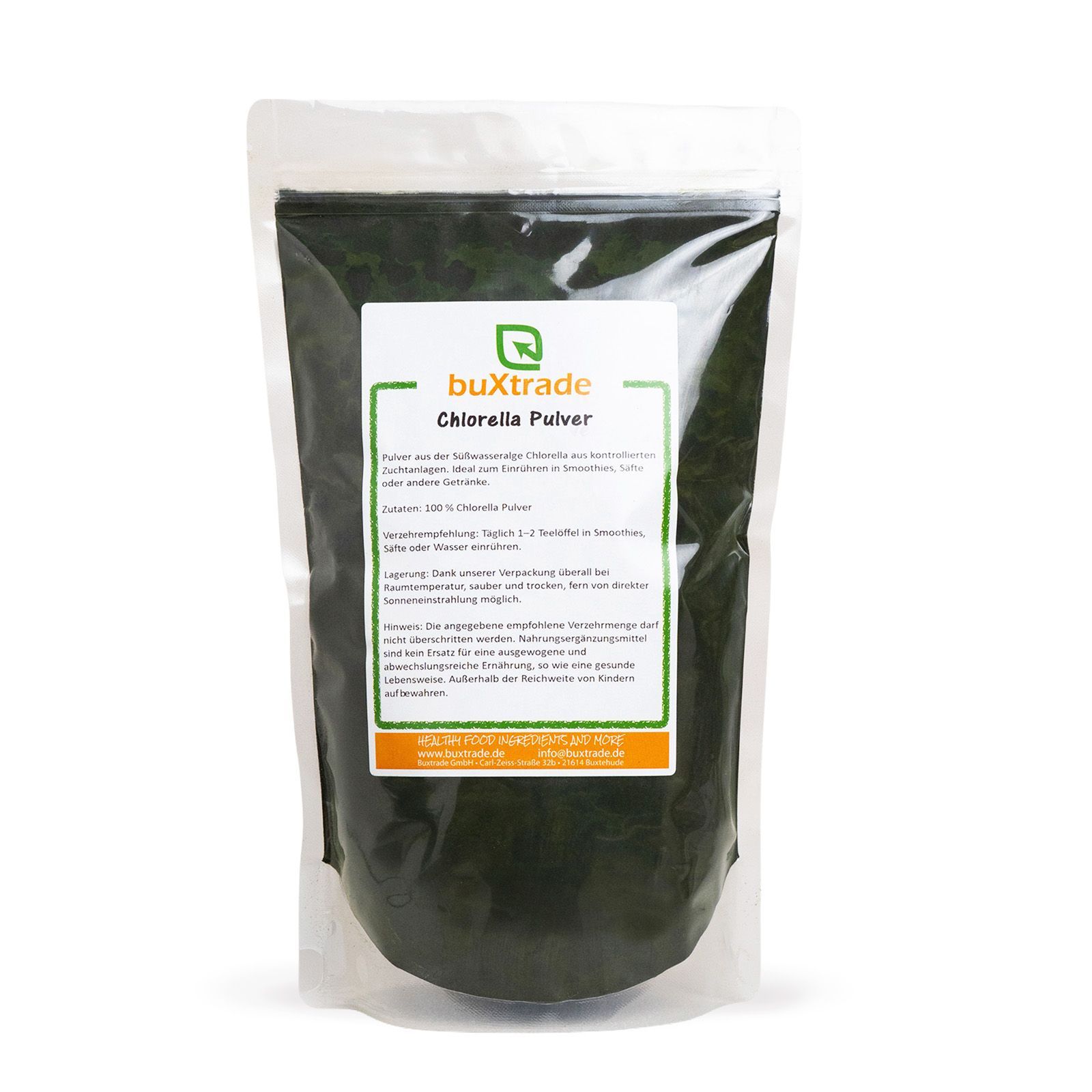 Verpackung von buXtrade Chlorella Pulver. Transparente Tüte mit Etikett.
