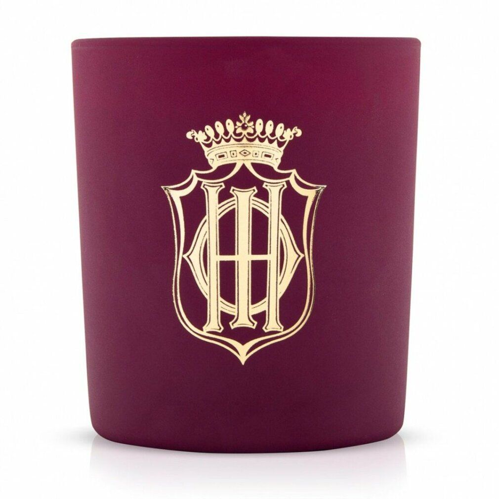 Bordeauxfarbene Kerze mit goldenem Wappen. Das Wappen zeigt ein gekröntes Monogramm. Kerze steht auf weißem Hintergrund.