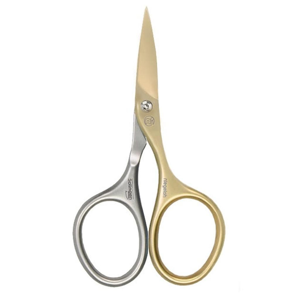 Nagelschere mit silbernen und goldenen Griffen. Klingen goldfarben. Auf den Griffen sind die Schriftzüge "Solingen" und "Niegeloh" zu sehen.