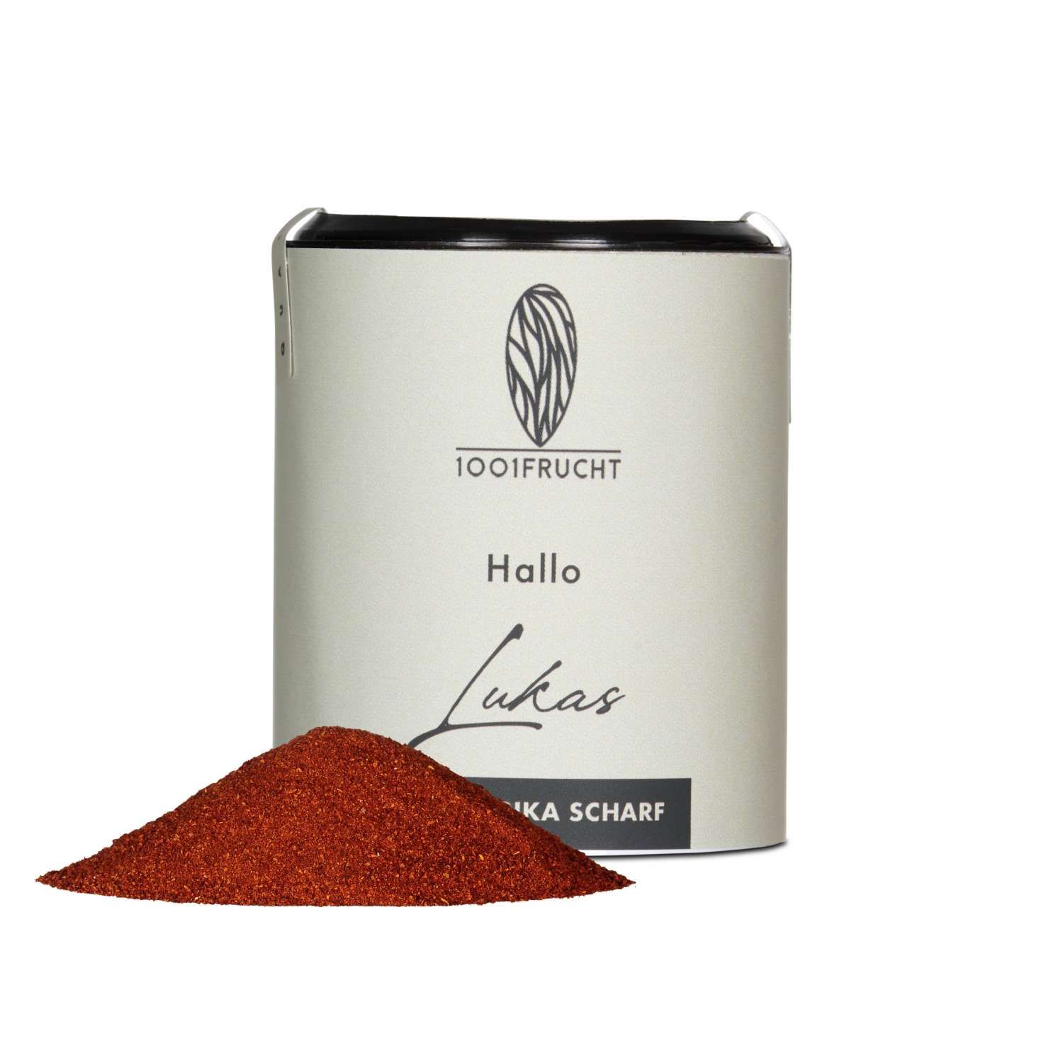 Zylindrische Dose mit rotem Pulver daneben. Aufschrift: 1001 Frucht, Hallo, Lukas, Bio Paprika scharf.