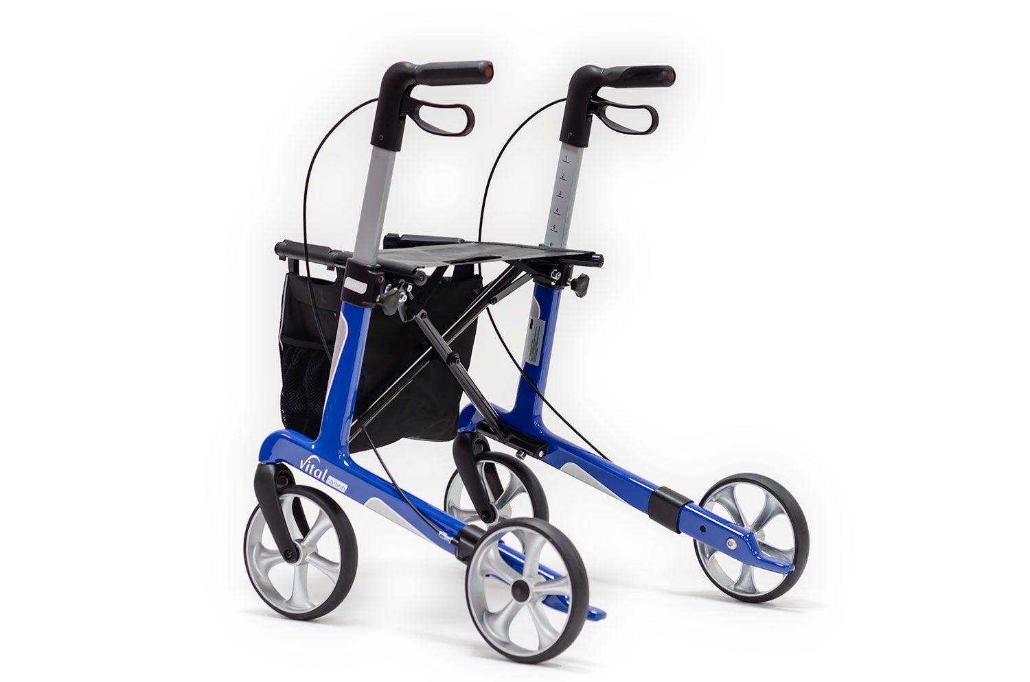 Blauer Rollator mit vier Rädern, Sitzfläche und Einkaufstasche. Griffe und Rahmen in Silber und Blau. Schwarze Tasche.