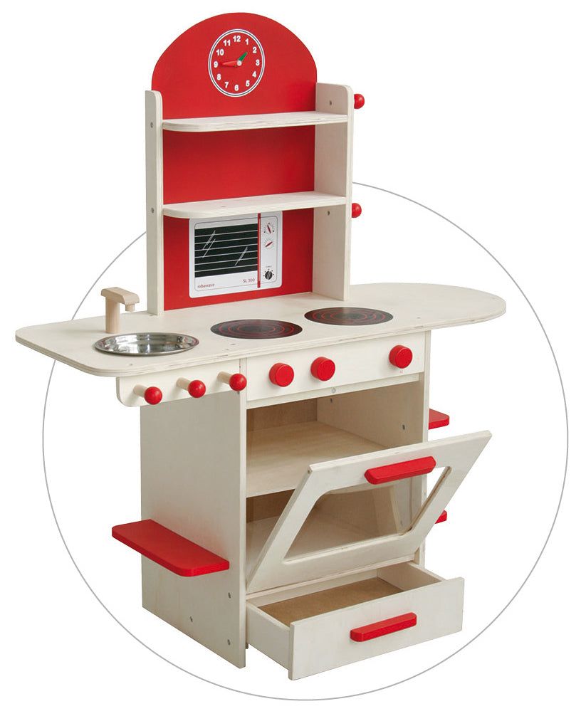 Spielküche aus Holz mit roter Akzentfarbe. Enthält Ofen, Herdplatten, Spüle und Mikrowelle. Mit Uhr.