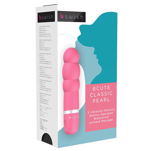Rosa Vibrator in Verpackung. Marke B Swish. Text: BCUTE CLASSIC PEARL, 5 Vibrationsmuster, batteriebetrieben, wasserdicht.