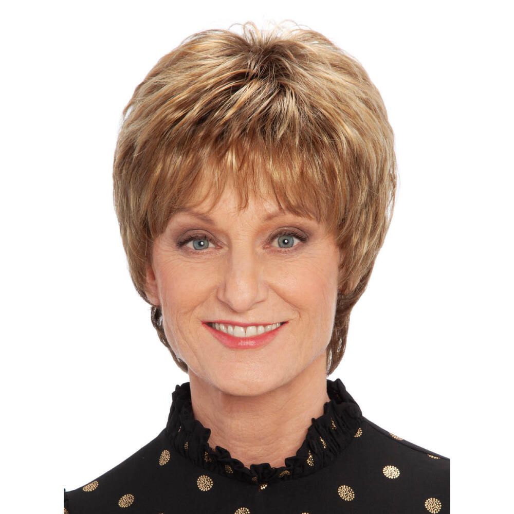 Kurzhaarperücke mit blonden Strähnen. Die Frau trägt ein schwarzes Oberteil mit goldenen Punkten.