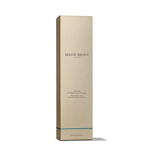 Molton Brown Coastal Cypress & Sea Fennel Duftstäbchen Nachfüllpackung. Rechteckige Verpackung, beige mit blauer Linie. Markenname und Produktbezeichnung.
