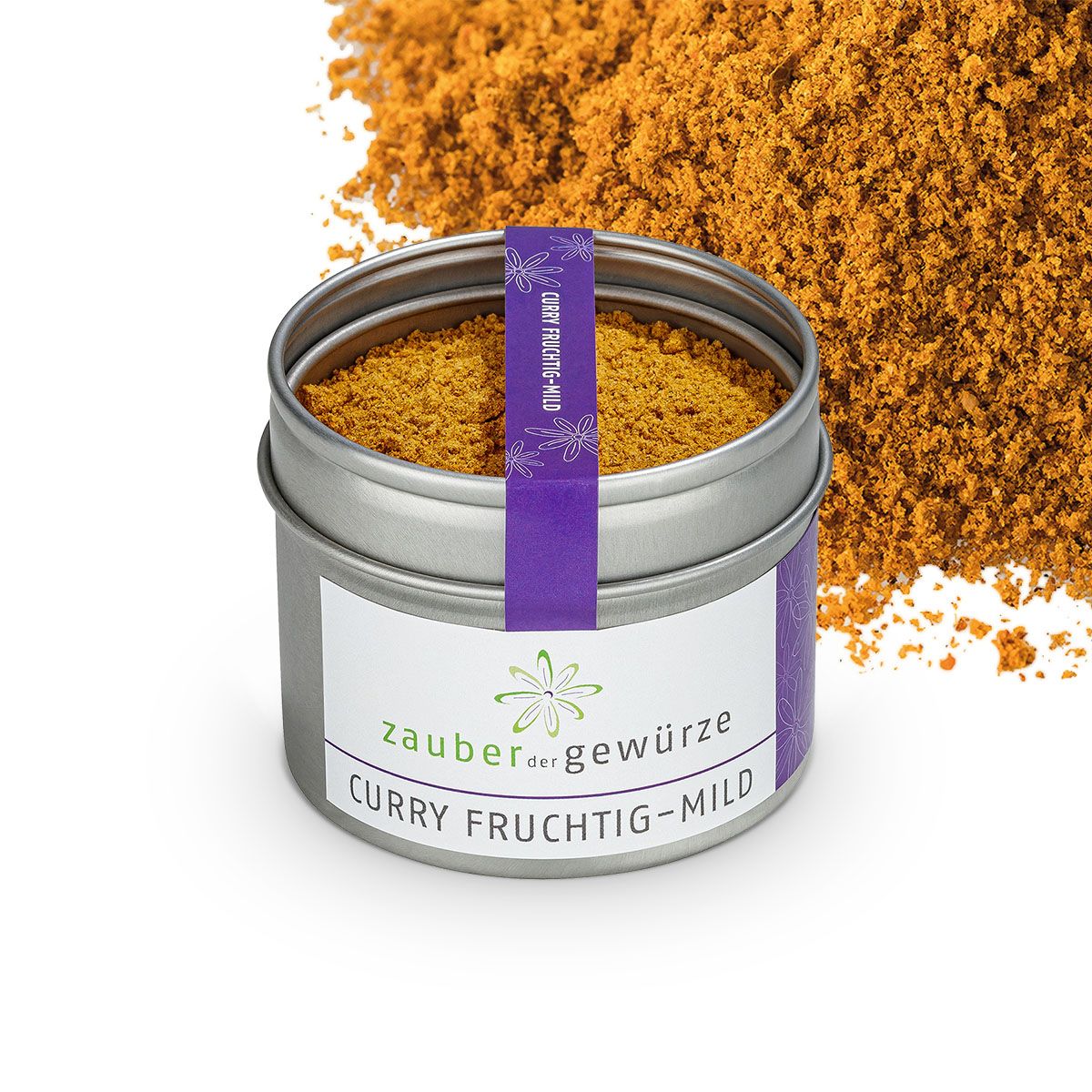 Geöffnete, silberne Dose mit Curry-Pulver, daneben Curry-Pulver. Lila Band mit Schriftzug. Weißes Etikett mit Produktnamen und Logo.