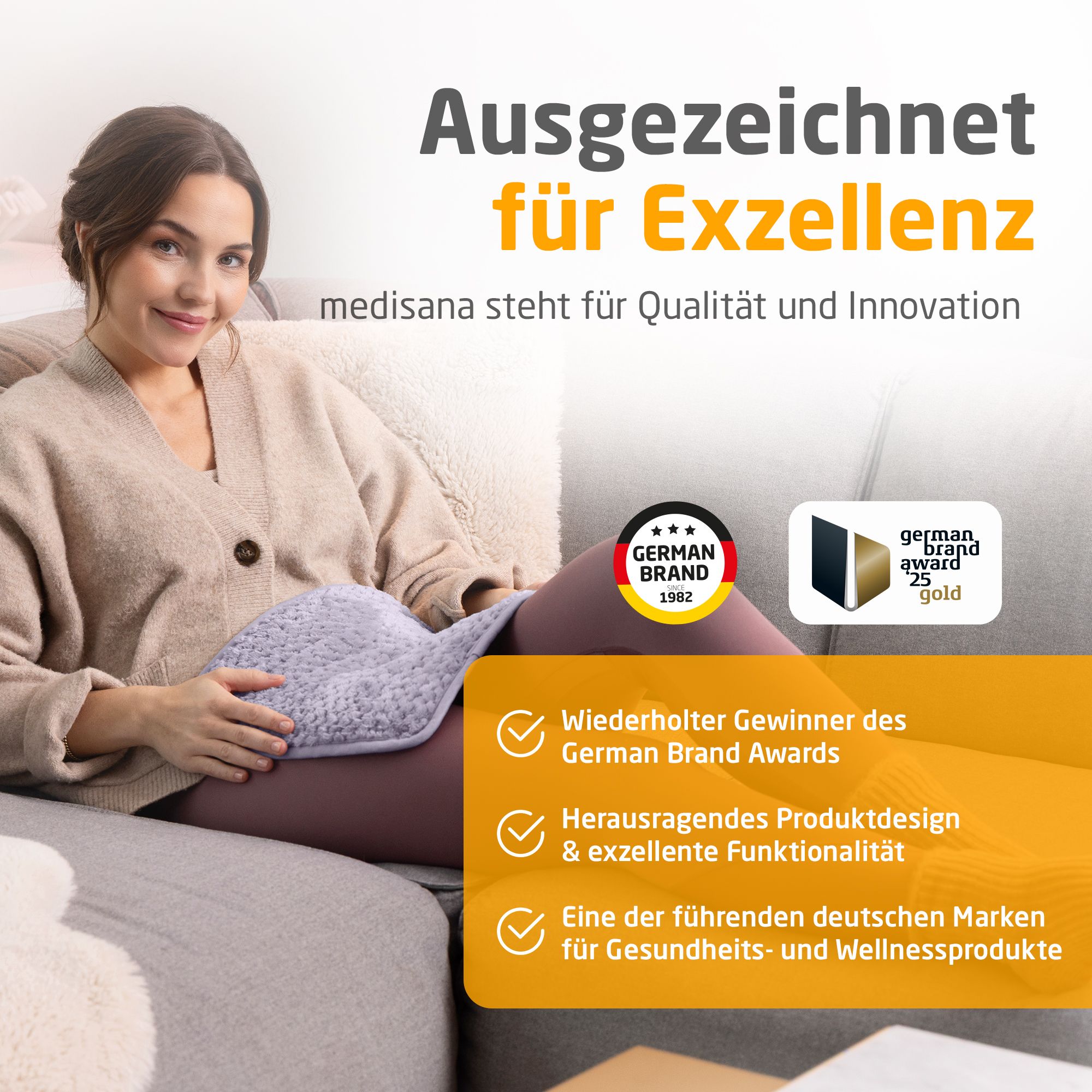 Frau sitzt auf Sofa mit Heizkissen. German Brand Award. German Brand Award 25 gold. medisana steht für Qualität.
