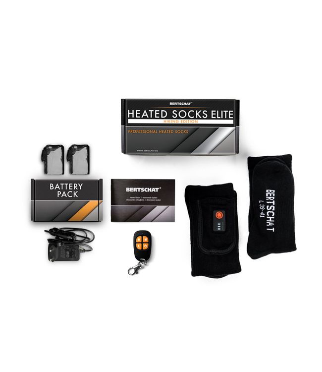 Produkt-Set: beheizbare Socken, Batterien, Fernbedienung, Ladekabel. Verpackung mit Logo.