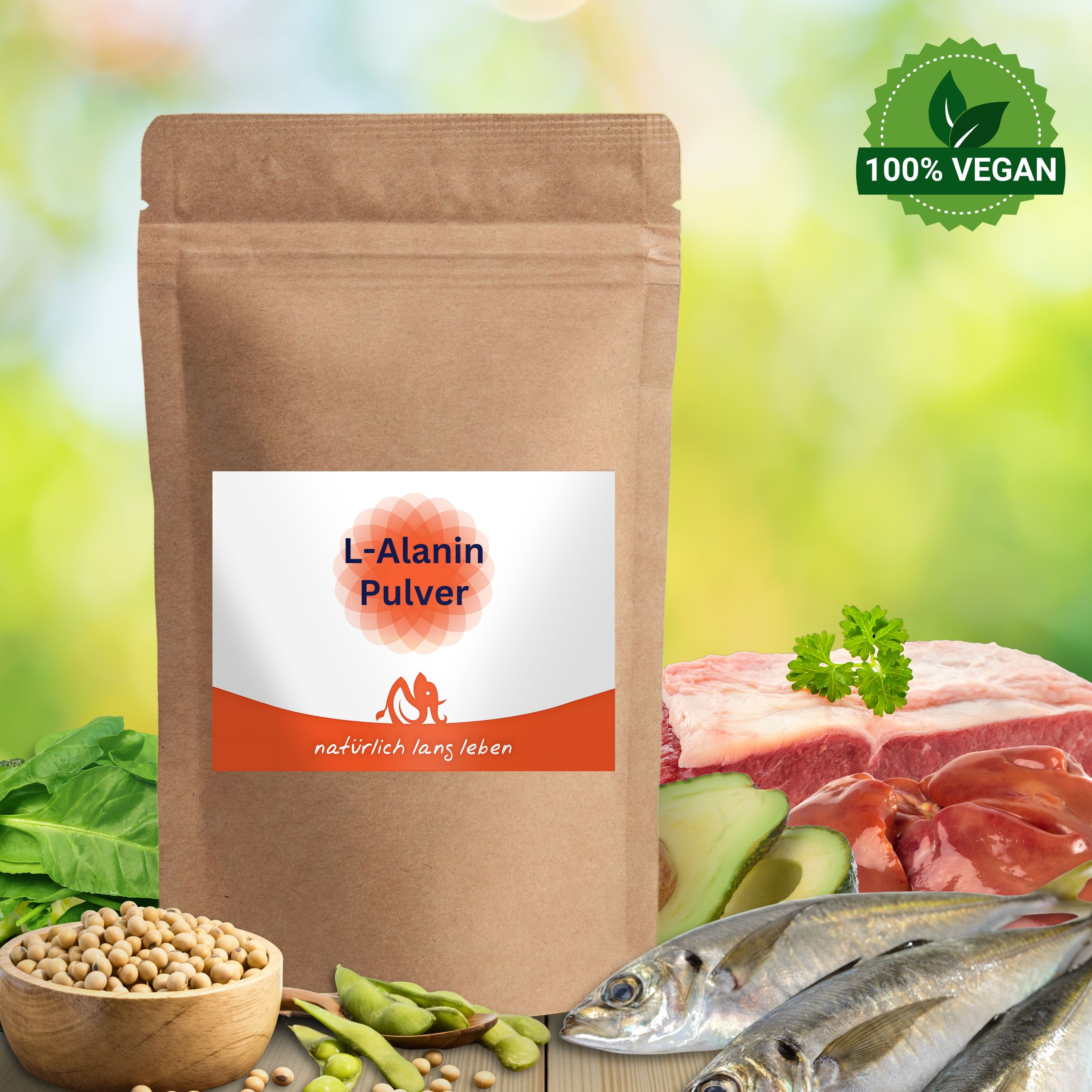 Beutel mit L-Alanin Pulver. Aufkleber mit Produktbezeichnung und Logo. 100% Vegan Siegel. Lebensmittel im Hintergrund.