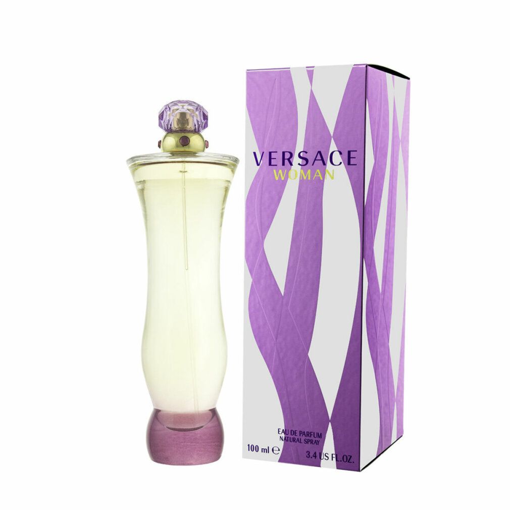 Versace Woman Eau de Parfum Spray. Flakon und Verpackung. Flakon mit rosa Flüssigkeit. Verpackung lila-weiß mit Schriftzug.
