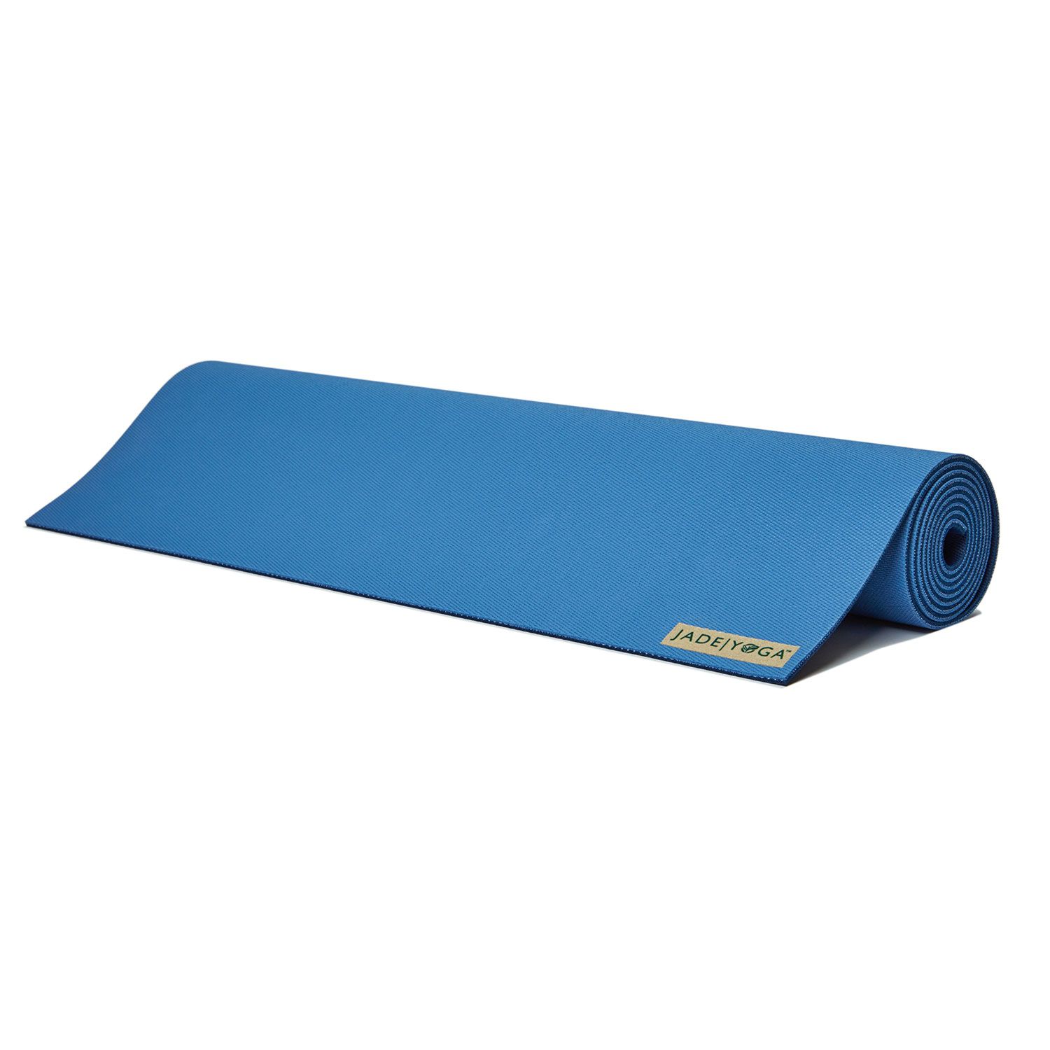 Yogamatte Jade Harmony, blau. Ausgerollt, teilweise gerollt. Logo-Etikett in der Ecke. Blaue Oberfläche.