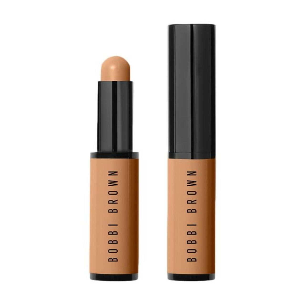 Zwei Skin Corrector Sticks. Einer ist geöffnet, der andere geschlossen. Beide haben einen braunen Farbton und den Schriftzug BOBBI BROWN.
