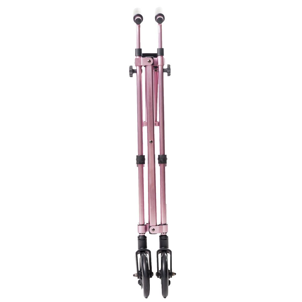 Zusammengeklapptes Gehgestell, rosa. Schwarze Räder und Griffe. Vertikale Ansicht.