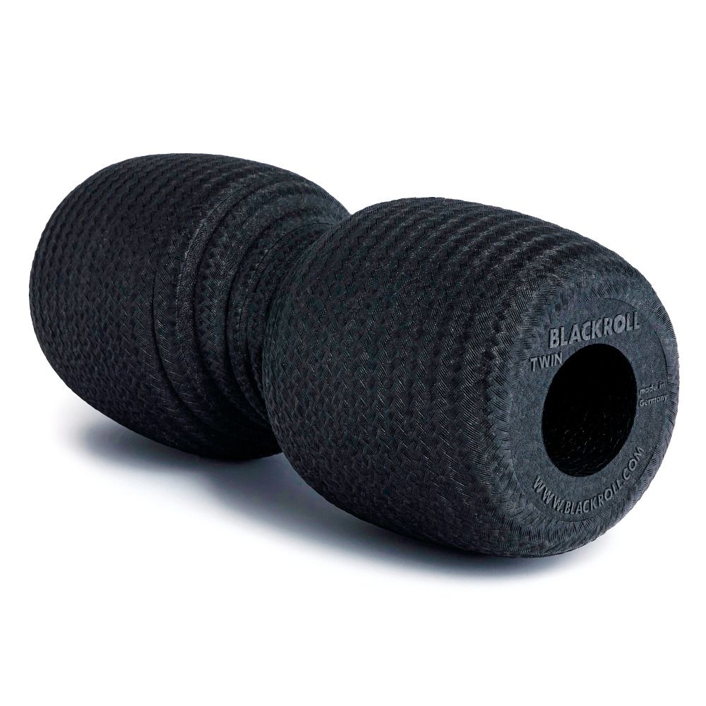 Schwarzer BLACKROLL® TWIN Faszienroller mit zwei Walzen und einer Rille in der Mitte.