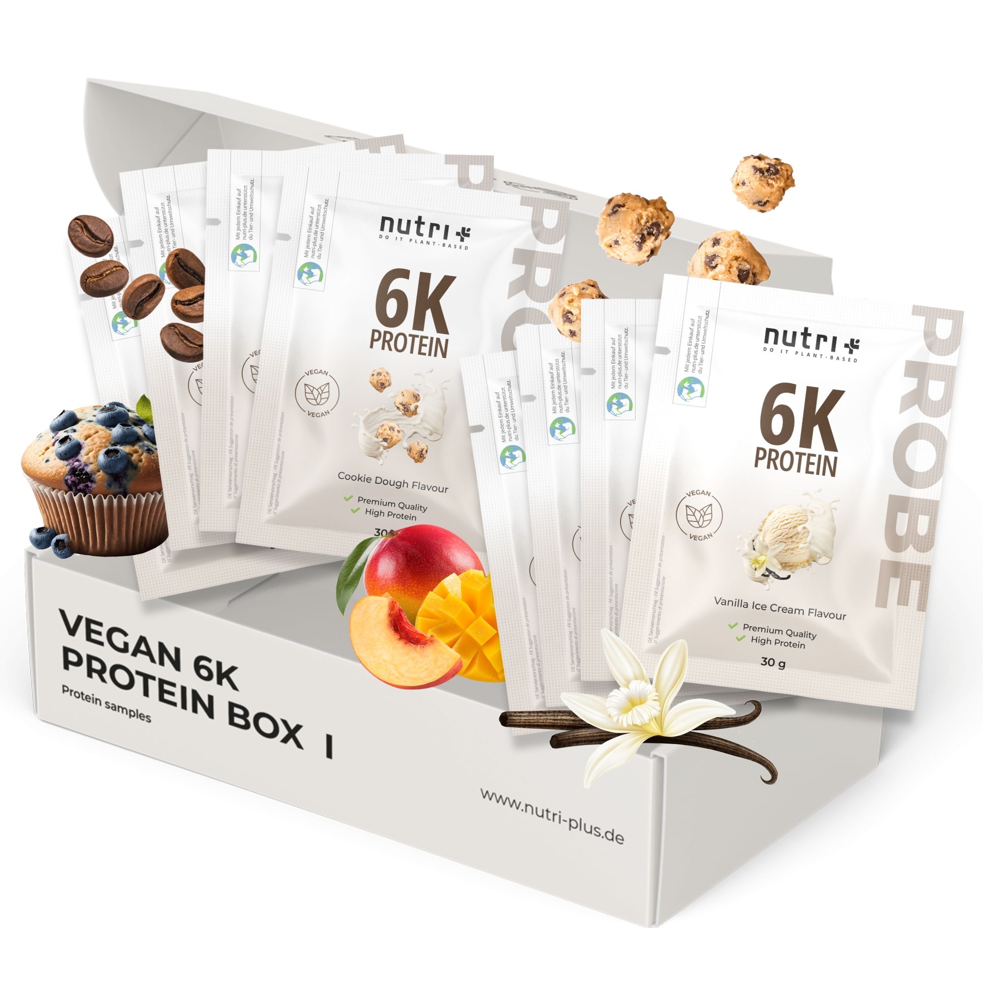 Offene Box mit Probenbeuteln von nutri+ 6K Protein. Verschiedene Geschmacksrichtungen, Früchte und Gebäckstücke sind abgebildet.