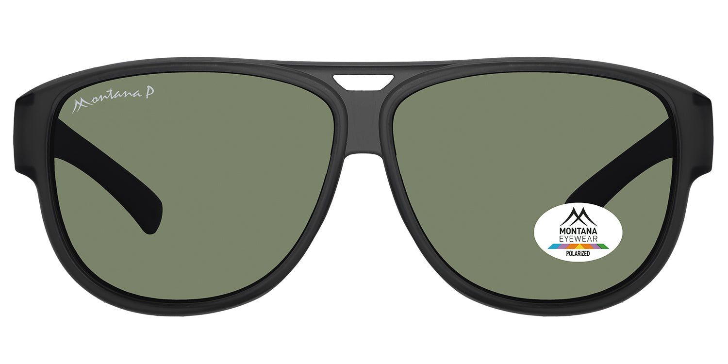 Schwarze Sonnen-Überbrille mit grünen Gläsern. Montana Eyewear Logo und Polarized-Aufkleber. Bügel mit Logo.