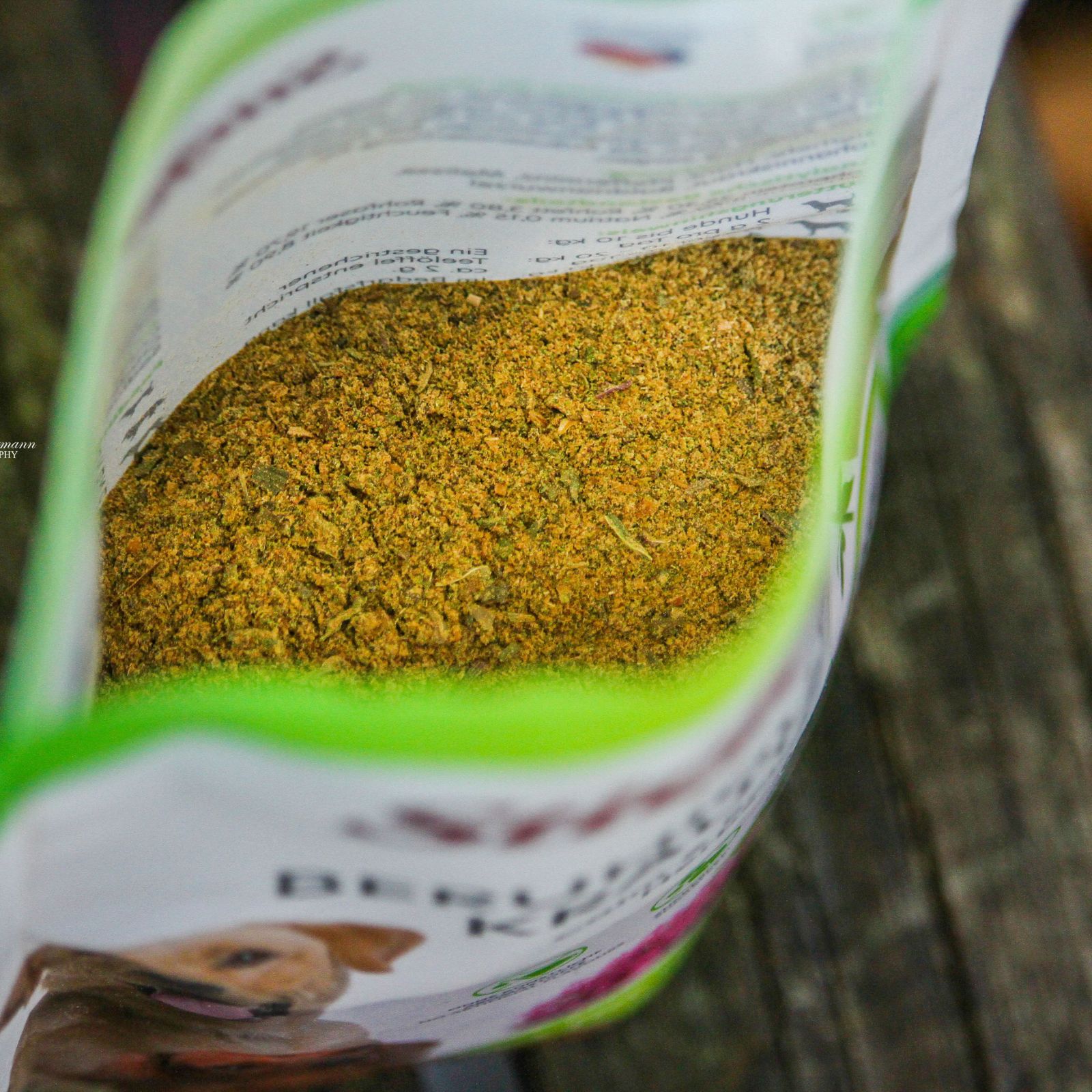 Geöffnete Tüte mit Stiefel Beruhigungskräuter. Inhalt: getrocknete Kräuter. Grüne Verpackung.