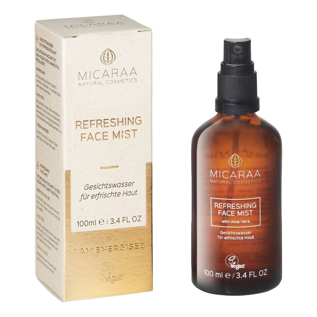 Produktverpackung und Flasche. Verpackung: MICARAA, Refreshing Face Mist. Flasche: braunes Glas, Sprühkopf. Vegan-Siegel.