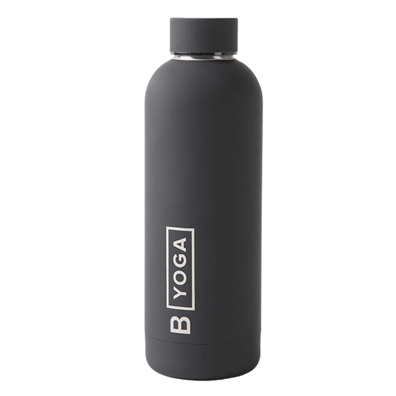 Dunkelgraue Trinkflasche mit Schraubverschluss. Aufschrift "B YOGA" in weißem Rahmen. Zylindrische Form, mattes Finish.